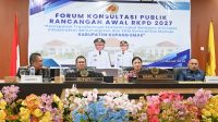 KETERANGAN FOTO/HO PROKOPIM KABUPATEN KUPANG - Bupati Yosef Lede saat membuka Forum Konsultasi Publik Rancangan Awal Rencana Kerja Pemerintah Daerah (RKPD) Kabupaten Kupang Tahun 2027 dengan tema “Percepatan Transformasi Ekonomi Lokal Berbasis Hilirisasi, Infrastruktur Berkelanjutan dan SDM Berkualitas Menuju Kabupaten Kupang Emas” di Aula Kantor Bupati Kupang, Jumat (13/03/2026).