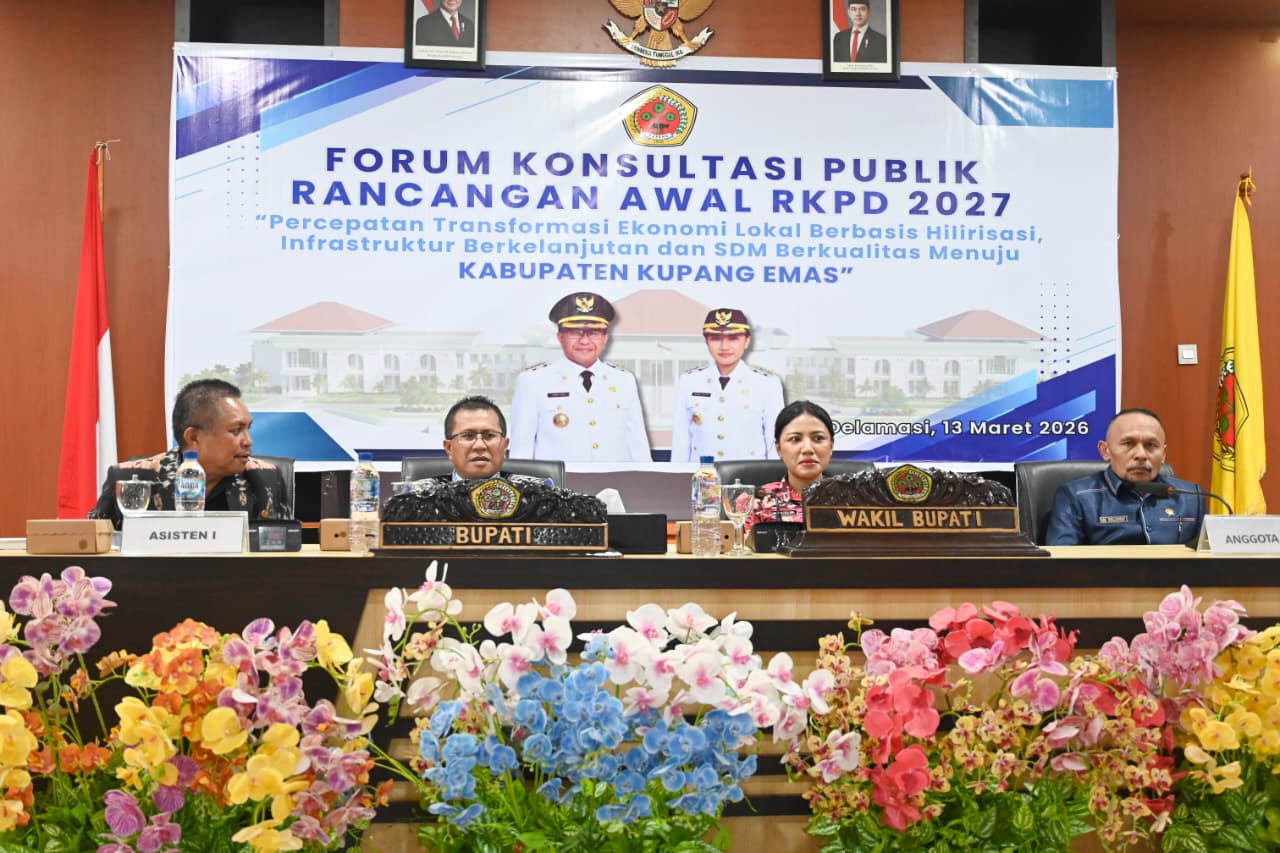 KETERANGAN FOTO/HO PROKOPIM KABUPATEN KUPANG - Bupati Yosef Lede saat membuka Forum Konsultasi Publik Rancangan Awal Rencana Kerja Pemerintah Daerah (RKPD) Kabupaten Kupang Tahun 2027 dengan tema “Percepatan Transformasi Ekonomi Lokal Berbasis Hilirisasi, Infrastruktur Berkelanjutan dan SDM Berkualitas Menuju Kabupaten Kupang Emas” di Aula Kantor Bupati Kupang, Jumat (13/03/2026).