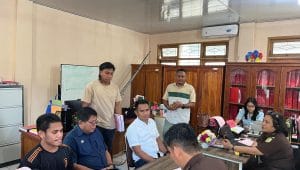 Unit Reskrim Polsek Maulafa menyerahkan AS tersangka kasus penganiayaan ke Kejaksaan Negeri (Kejari) Kota Kupang, pada Selasa (3/3/2026).