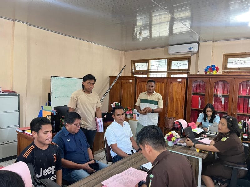 Unit Reskrim Polsek Maulafa menyerahkan AS tersangka kasus penganiayaan ke Kejaksaan Negeri (Kejari) Kota Kupang, pada Selasa (3/3/2026).
