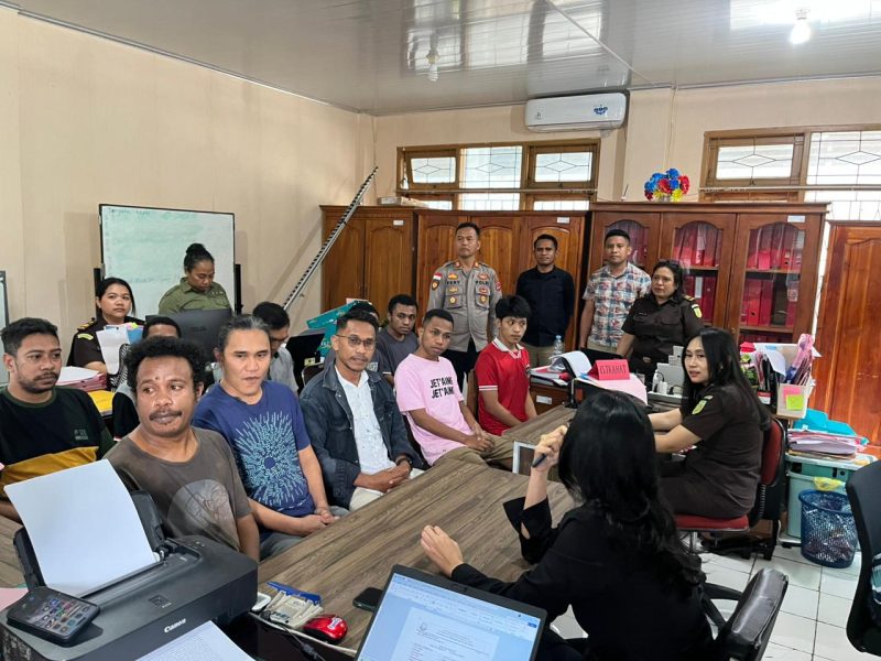 mau1 Penyidik Unit Reskrim Polsek Maulafa, Polresta Kupang Kota melimpahkan delapan tersangka kasus pengeroyokan terhadap AL hingga korban meninggal dunia ke Kejaksan Negeri Kota Kupang, Selasa.