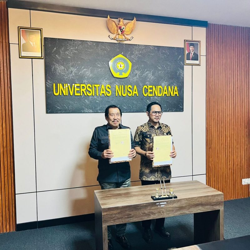 mou nagekeo KETERANGAN FOTO- Rektor Universitas Nusa Cendana, Prof. Dr. Ir. Jefri S. Bale, S.T., M.Eng (kanan) bersama Bupati Nagekeo Simplisius Donatus melakukan penandatanganan nota kesepahaman (MoU) untuk mengaktifkan kembali Program Studi Teknik Kimia Industri pada Akademi Komunitas Negeri Teknologi Garam Nagekeo (AK Nagekeo), Nusa Tenggara Timur, Jumat