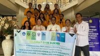 phil 1 KETERANGAN FOTO/HO-HUMAS UNDANA - Rektor Undana, Prof. Dr. Ir. Jefri Bale, S.T., M.Eng saat melepas keberangkatan 12 mahasiswa ke Filipina, Senin (23/2)