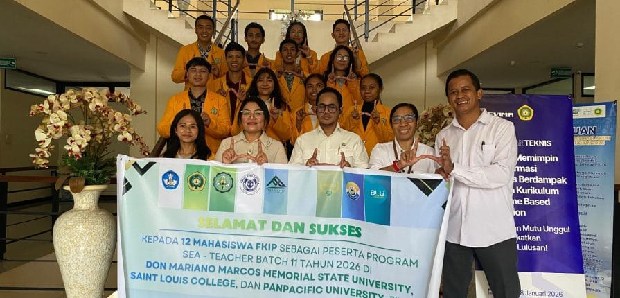 KETERANGAN FOTO/HO-HUMAS UNDANA - Rektor Undana, Prof. Dr. Ir. Jefri Bale, S.T., M.Eng saat melepas keberangkatan 12 mahasiswa ke Filipina, Senin (23/2)