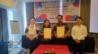PKS KETERANGAN FOTO/MEDIASINTT.COM/BEN - Rektor Universitas Nusa Cendana Kupang, Prof. Dr. Ir. Jefri Semuel Bale, ST., M.Eng didampingi perwakilan MCC melakukan Penandatanganan MoU "Enhancing Student Mental Health and Resilience" dengan lembaga Mennonite Central Committee (MCC), Kamis.