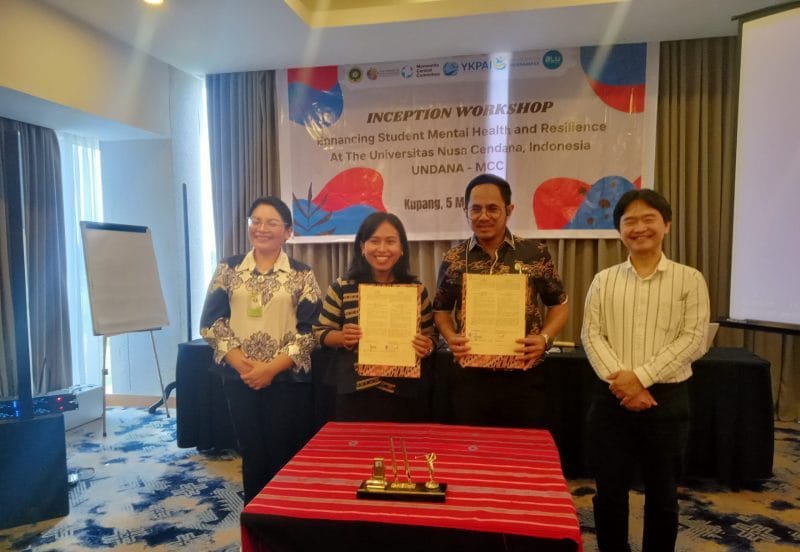 KETERANGAN FOTO/MEDIASINTT.COM/BEN - Rektor Universitas Nusa Cendana Kupang, Prof. Dr. Ir. Jefri Semuel Bale, ST., M.Eng didampingi perwakilan MCC melakukan Penandatanganan MoU "Enhancing Student Mental Health and Resilience" dengan lembaga Mennonite Central Committee (MCC), Kamis.