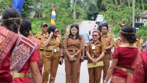 –KETERANGAN FOTO/HO-PROKOPIM - Wakil Bupati Kupang Aurum Titu Eki melakukan kunjungan kerja ke Desa Toobaun dan Desa Nunkurus guna mengedukasi warga dalam upaya mengatasi stunting yang masih dialami anak-anak di Kabupaten Kupang.