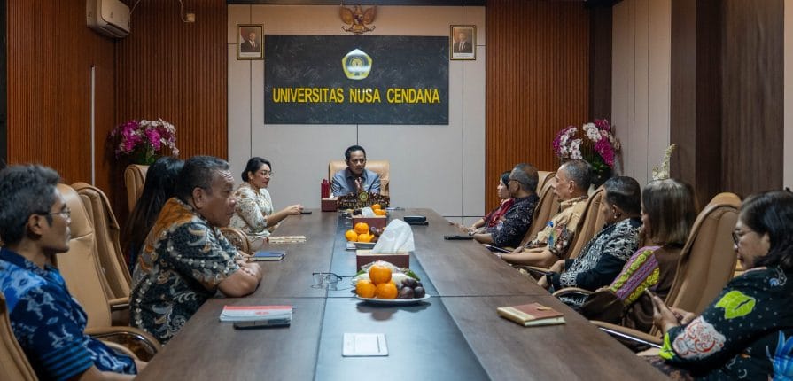 KETERANGAN FOTO/HO-HUMAS UNDANA - Para pimpinan keempat institusi pendidikan tinggi negeri tersebut sedang melakukan pertemuan di Ruang Rapat Rektor Undana, Rabu (25/2) guna menciptakan solusi berbasis sains yang berdampak langsung pada masyarakat.