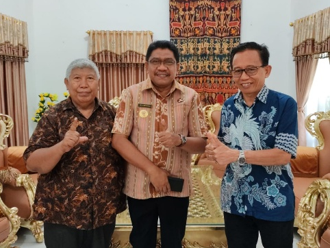 KETERANGAN FOTO/HO-HUMAS UNDANA - Beberapa peneliti dari Lembaga Penelitian dan Pengabdian kepada Masyarakat (LP2M) Undana melakukan pertemuan dengan Bupati Sumba Timur, Umbu Lili Pekuwali.