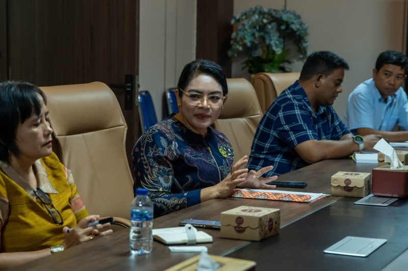 FOTO/HO- HUMAS UNDANA - Plt. Wakil Rektor Bidang Perencanaan, Kerja Sama, dan Sistem Informasi Undana, Prof. Dr. drh. Annytha I. R. Detha, M.Si. memimpin rapat koordinasi pembentukan kelas khusus daring dan skema pembiayaan pendidikan bagi anggota Polri di Ruang Rapat Rektor Undana, Kamis (23/4/2026).