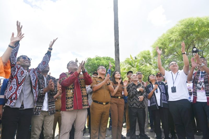 WhatsApp Image 2026-04-07 at 14.37.46 KETERANGAN FOTO/Prokopim Setda Kabupaten Kupang - Pemuda Kristen Kabupaten Kupang, Provinsi Nusa Tenggara Timur menggelar Prosesi Paskah 2026 yang dihadiri ribuan umat di daerah ini, Selasa.