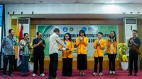 Wakil Rektor III Bidang Kemahasiswaan dan Alumni Undana, Dr. Siprianus Suban Garak, M.Sc. menyerahkan hadiah bagi mahasiswa terbaik dalam ajang Pemilihan Mahasiswa Berprestasi (Pilmapres) tingkat universitas tahun 2026.