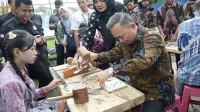 hukum Wakil Menteri Hak Asasi Manusia (HAM) Mugiyanto (kanan) dalam peringatan Hari Kartini ke-147 di Pendopo Kartini, Kabupaten Jepara, Jawa Tengah, Selasa (21/4/2026). HO-Kemen HAM