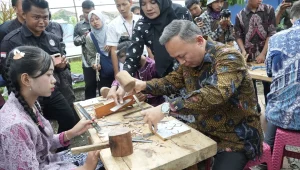 Wakil Menteri Hak Asasi Manusia (HAM) Mugiyanto (kanan) dalam peringatan Hari Kartini ke-147 di Pendopo Kartini, Kabupaten Jepara, Jawa Tengah, Selasa (21/4/2026). HO-Kemen HAM