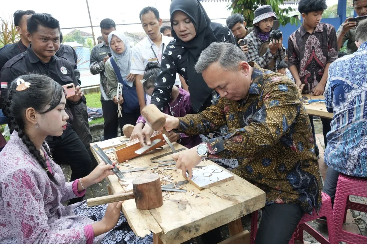 hukum Wakil Menteri Hak Asasi Manusia (HAM) Mugiyanto (kanan) dalam peringatan Hari Kartini ke-147 di Pendopo Kartini, Kabupaten Jepara, Jawa Tengah, Selasa (21/4/2026). HO-Kemen HAM