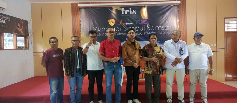 iris 1 Prof. William Djani (ketiga dari kanan ) dalam diskusi dalam Forum dialog publik yang digelar melalui Program IRIS (Informasi Rakyat, Isu dan Solusi) oleh Sei News, Sabtu. Kegiatan yang berlangsung di Aula Elpida Internasional School (EIS) Tarus, Desa Mata Air, Kecamatan Kupang Tengah, Kabupaten Kupang
