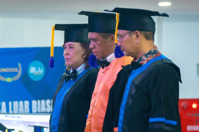 prof baru KETERANGAN FOTO/ HUMAS UNDANA - Universitas Nusa Cendana (Undana) mengukuhkan tiga guru besar baru dalam Sidang Senat Terbuka di Grha Cendana, Kupang, Rabu (8/4).