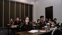 Para mahasiswa Undana mengikuti kegiatan sSosialisasi Pembangunan Program 3 Juta Rumah melalui skema Kredit Usaha Rakyat (KUR) dan Fasilitas Likuiditas Pembiayaan Perumahan (FLPP) yang digelar secara hibrida, Kamis (9/4/2026).