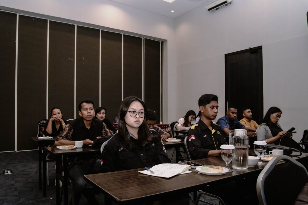 Para mahasiswa Undana mengikuti kegiatan sSosialisasi Pembangunan Program 3 Juta Rumah melalui skema Kredit Usaha Rakyat (KUR) dan Fasilitas Likuiditas Pembiayaan Perumahan (FLPP) yang digelar secara hibrida, Kamis (9/4/2026).