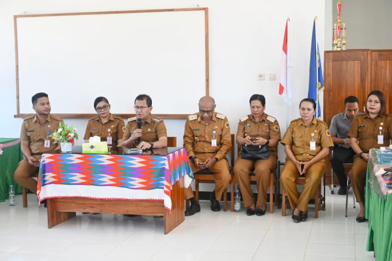 smp kpg Bupati Kupang, Yosef Lede melakukan pemantauan pelaksanaan Tes Kemampuan Akademik (TKA) di SMP Negeri 1 Kupang Tengah sekaligus meninjau hasil revitalisasi bangunan di SMP Negeri 6 Kupang Tengah Satap, sebagai bagian dari komitmen pemerintah daerah dalam meningkatkan kualitas pendidikan di Kabupaten Kupang, Selasa (14/4)