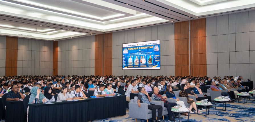 SMA 3 KETERANGAN FOTO : Universitas Nusa Cendana (Undana) memperkuat komitmennya dalam memperluas akses pendidikan tinggi bagi putra-putri Nusa Tenggara Timur (NTT). Dengan menghadirkan Wakil Rektor I Bidang Akademik Undana, Prof. Dr. drh. Annytha I. R. Detha, M.Si., sebagai narasumber utama dalam Seminar Parenting SMAN 3 Kupang yang berlangsung di Hotel Harper, Sabtu (23/5/2026). FOTO/HO-HUMAS UNDANA