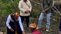 WhatsApp Image 2026-04-29 at 09.25.36 Prosesi ritual adat pemotong ayam sebagai bentuk penghargaan kepada leluhur atas masuknya listrik PLN ke Desa Kembang Kecamatan Riung Barat Manggarai. (Foto/Humas PLN