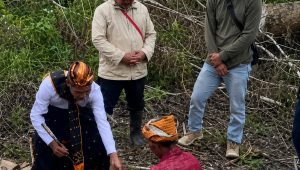 Prosesi ritual adat pemotong ayam sebagai bentuk penghargaan kepada leluhur atas masuknya listrik PLN ke Desa Kembang Kecamatan Riung Barat Manggarai. (Foto/Humas PLN