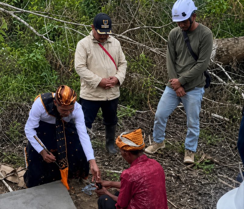 WhatsApp Image 2026-04-29 at 09.25.36 Prosesi ritual adat pemotong ayam sebagai bentuk penghargaan kepada leluhur atas masuknya listrik PLN ke Desa Kembang Kecamatan Riung Barat Manggarai. (Foto/Humas PLN