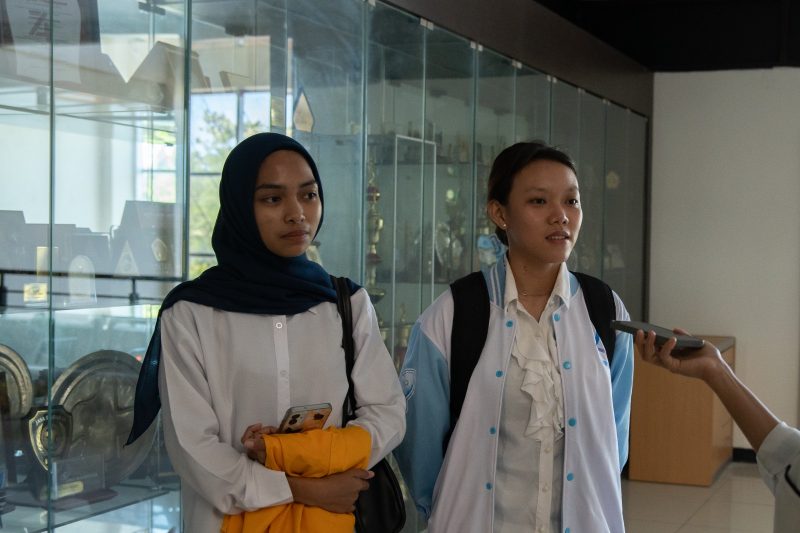 Dua mahasiswi Program Studi Administrasi Bisnis, Fakultas Ilmu Sosial dan Ilmu Politik (FISIP), Arleen Theodora Pah dan Afriliani Ahmad, yang berhasil terpilih dalam program bergengsi Google Student Ambassador (GSA) dan Beasiswa Paragon.