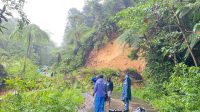 FOTO/DISKOMINFO KABUPATEN MANGGARAI -Hujan lebat yang mengguyur wilayah Kabupaten Manggarai menyebabkan terjadinya longsor di ruas jalan Ruteng–Iteng.