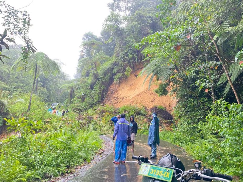 FOTO/DISKOMINFO KABUPATEN MANGGARAI -Hujan lebat yang mengguyur wilayah Kabupaten Manggarai menyebabkan terjadinya longsor di ruas jalan Ruteng–Iteng.