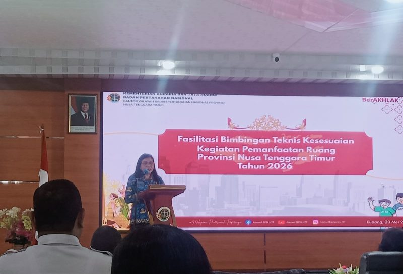 WhatsApp Image 2026-05-21 at 09.24.43 Kepala Bidang Penataan dan Pemberdayaan Kantor Wilayah BPN Provinsi Nusa Tenggara Timur, Ludgardis Blitanagy, S.Sos saat memberikan laporan dalam kegiatan bimbingan teknis kesesuaian kegiatan pemanfaatan tata ruang (KKPR) 2026 di Kupang, Rabu.