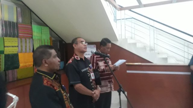 KETERANGAN - Kepala Dinas Pendidikan Dan Kebudayaan Provinsi Nusa Tenggara Timur, Ambrosius Kodo (tengah) didampingi Plt Kepala Biro Adiministrasi Pimpinan Setda NTT Lery Lupidara (kanan) dan Kepala Biro Hukum Oder Maks Sombu (kiri) saat memberikan keterangan kepada wartawan di Kupang, Jumat. FOTO/MEDIASINTT.COM/BEN