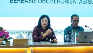 FOTO/HUMAS UNDANA - Wakil Rektor Bidang Akademik Undana, Prof. Dr. drh. Annytha Ina Rohi Detha, M.Si (kiri) saat membuka lokakarya (workshop) implementasi kurikulum KPT 2024 yang merujuk pada Permendikti Saintek Nomor 39/2025 di Aula Pascasarjana, Selasa (12/5).