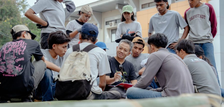 FOTO HUMAS UNDANA-Program Studi Arsitektur Universitas Nusa Cendana (Undana) menggandeng Bambooland Indonesia dan menggelar lokakarya (workshop) konstruksi bambu di lingkungan Fakultas Sains dan Teknik (FST) Undana, Selasa (12/5/2026).
