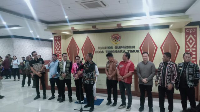 KETERANGAN: Gubernur NTT, Melkiades Laka Lena, selaku Pemegang Saham Pengendali (PSP) saat memberikan keterangan pers terkait hasil RUPS Bank NTT, Minggu. FOTO /MEDIASINTT.COM/ben