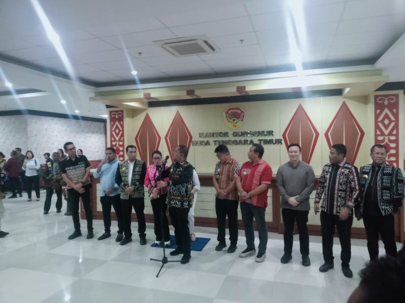 bank ntt 2 KETERANGAN: Gubernur NTT, Melkiades Laka Lena, selaku Pemegang Saham Pengendali (PSP) saat memberikan keterangan pers terkait hasil RUPS Bank NTT, Minggu. FOTO /MEDIASINTT.COM/ben