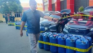 KETERANGAN FOTO/MEDIASINTT/COM/BENY - Direktur Reserse Kriminal Khusus (Ditreskrimsus) Polda NTT, Kombes Hans Rachmatulloh Irawan saat menunjuk BBM bersubsisi yang telah disita Kepolisian dari para pelaku di Polda Nusa Tenggara Timur, Selasa.