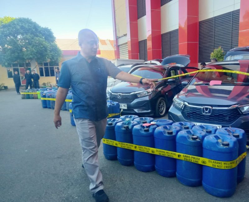 KETERANGAN FOTO/MEDIASINTT/COM/BENY - Direktur Reserse Kriminal Khusus (Ditreskrimsus) Polda NTT, Kombes Hans Rachmatulloh Irawan saat menunjuk BBM bersubsisi yang telah disita Kepolisian dari para pelaku di Polda Nusa Tenggara Timur, Selasa.