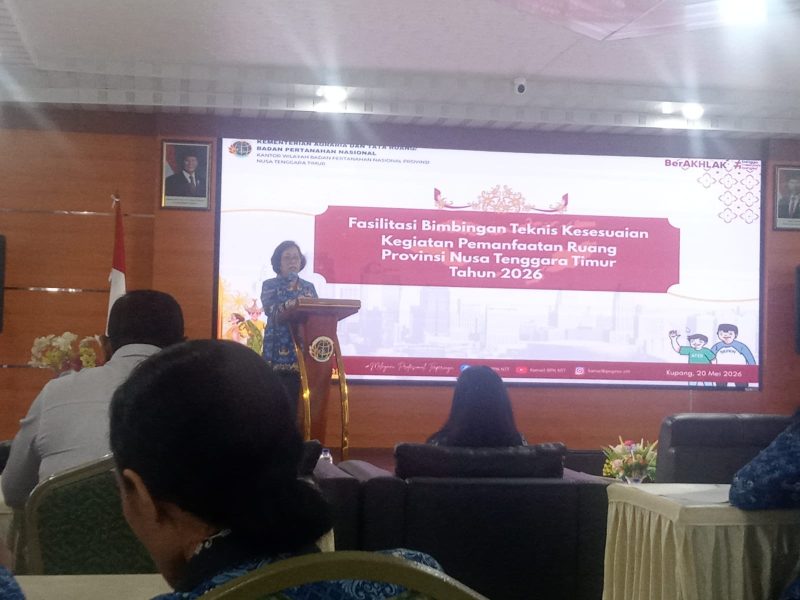 KETERANGAN FOTO : Kepala Kantor Pertanahan Nasional Provinsi Nusa Tenggara Timur, Dr. Fransiska Vivi Ganggas S.H., M.A.P saat membuka kegiatan bimbingan teknis kesesuaian kegiatan pemanfaatan tata ruang (KKPR) 2026 di Kupang, Rabu. FOTO/MEDIASINTT.COM/BEN