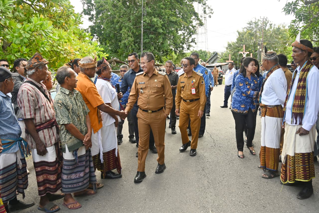 bolok tanah kib Bupati Yosef Lede ketika tiba di Bolok untuk melakukan diskusi bersama tokoh masyarakat dan warga setempat di Desa Bolok, Kecamatan Kupang Barat, Senin (27/04/2026).