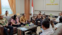 digital 1 FOTO/HUMAS UNDANA - Kepala Dinas Kominfo NTT, Drs. Ady E. Mandala, M.Si melakukan audiensi dengan Rektor Undana, Prof. Dr. Ir. Jefri S. Bale, S.T., M.Eng guna membahas rencana strategis upaya membendung ancaman kecanduan konten digital di NTT di Gedung Rektorat Undana, Rabu (29/4/2026).