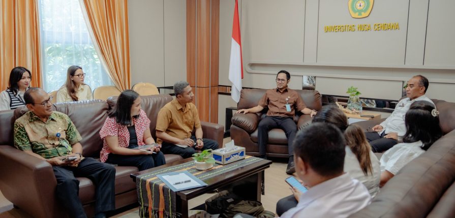FOTO/HUMAS UNDANA - Kepala Dinas Kominfo NTT, Drs. Ady E. Mandala, M.Si melakukan audiensi dengan Rektor Undana, Prof. Dr. Ir. Jefri S. Bale, S.T., M.Eng guna membahas rencana strategis upaya membendung ancaman kecanduan konten digital di NTT di Gedung Rektorat Undana, Rabu (29/4/2026).