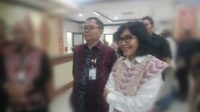 dirut kepatutan KETERANGAN : Revi Adiana (kanan) , seorang bankir asal Bank Jatim dinyatakan lulus uji kelayakan dan kepatutan oleh OJK untuk menduduki jabatan sebagai Direktur Kepatuhan Bank NTT. FOTO/MEDIASINTT.COM/BEN