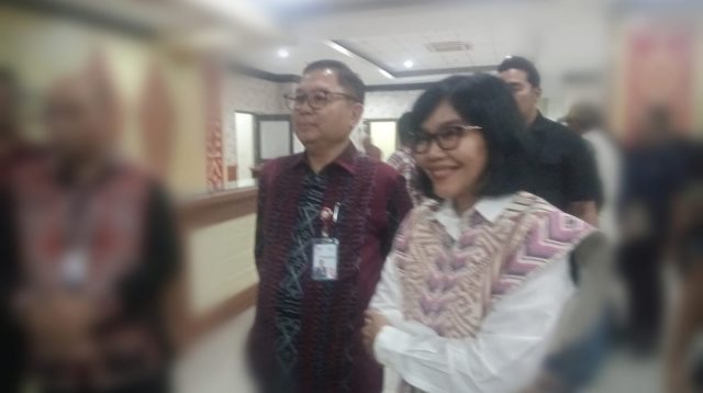 KETERANGAN : Revi Adiana (kanan) , seorang bankir asal Bank Jatim dinyatakan lulus uji kelayakan dan kepatutan oleh OJK untuk menduduki jabatan sebagai Direktur Kepatuhan Bank NTT. FOTO/MEDIASINTT.COM/BEN