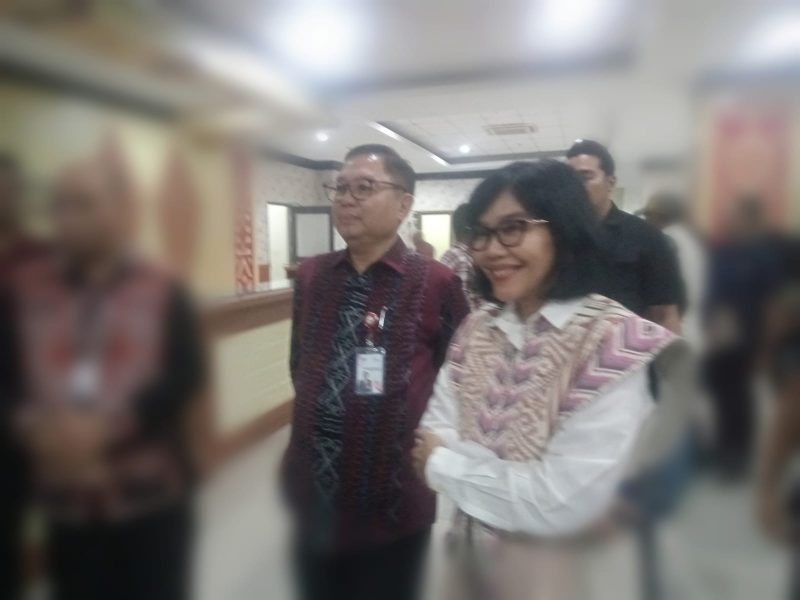 dirut kepatutan KETERANGAN : Revi Adiana (kanan) , seorang bankir asal Bank Jatim dinyatakan lulus uji kelayakan dan kepatutan oleh OJK untuk menduduki jabatan sebagai Direktur Kepatuhan Bank NTT. FOTO/MEDIASINTT.COM/BEN