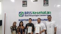 Penyerahan donasi dilakukan Faisal Arif Siregar sebagai perwakilan Optical Internasional (ketiga dari kiri) kepada Kepala Kantor BPJS Kupang dr. Ario Trisaksono (kedua dari kanan) di Kupang, Senin.