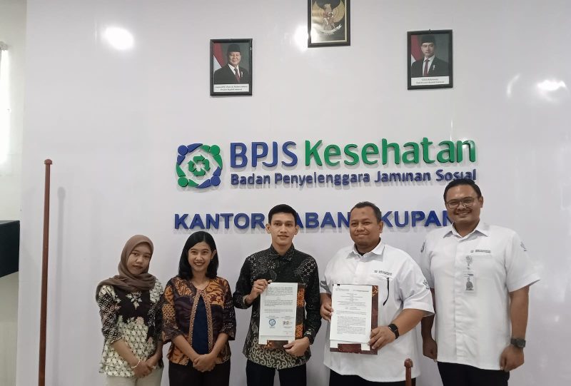 donasi Penyerahan donasi dilakukan Faisal Arif Siregar sebagai perwakilan Optical Internasional (ketiga dari kiri) kepada Kepala Kantor BPJS Kupang dr. Ario Trisaksono (kedua dari kanan) di Kupang, Senin.