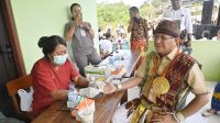 Bupati Yosef Lede melakukan pemeriksaan kesehatan usai memimpin upacara peringatan Hari Pendidikan Nasional (Hardiknas) Tahun 2026 yang dilaksanakan di Lapangan Sepakbola Batakte, Kelurahan Batakte, Kecamatan Kupang Barat, Sabtu (02/05/2026) pagi.