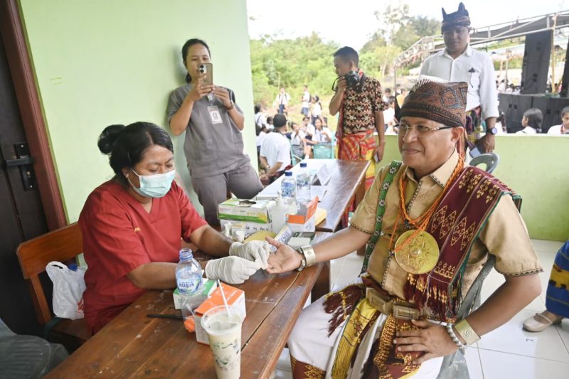 Bupati Yosef Lede melakukan pemeriksaan kesehatan usai memimpin upacara peringatan Hari Pendidikan Nasional (Hardiknas) Tahun 2026 yang dilaksanakan di Lapangan Sepakbola Batakte, Kelurahan Batakte, Kecamatan Kupang Barat, Sabtu (02/05/2026) pagi.